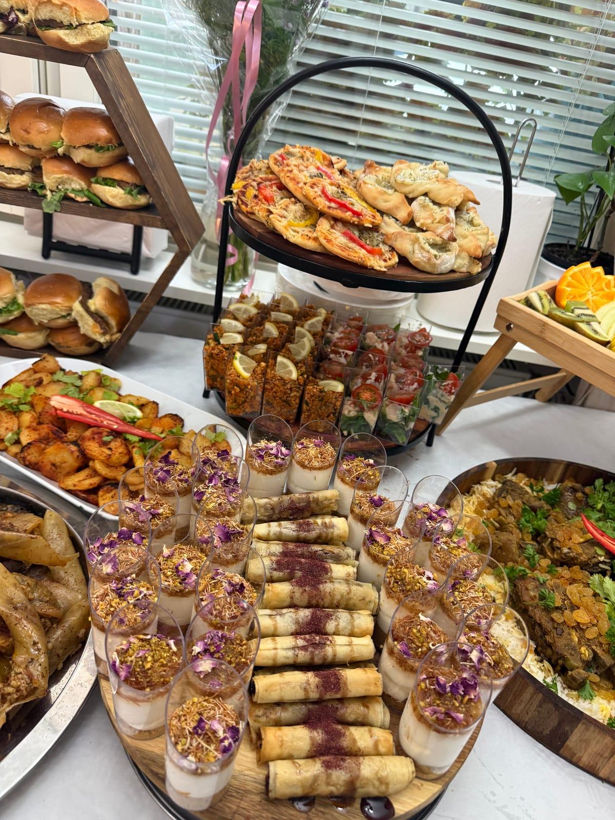 Cateringbuffé med minipizzor, wraps, rullar och plockmat