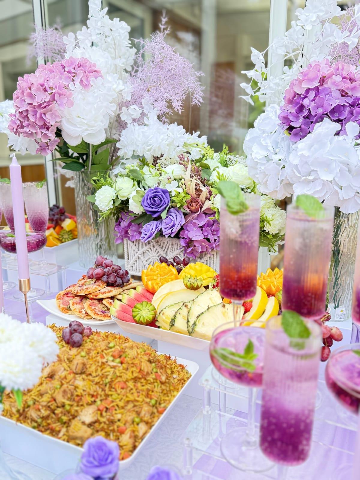 Cateringbord med färska fruktfat, kisir och drinkglas