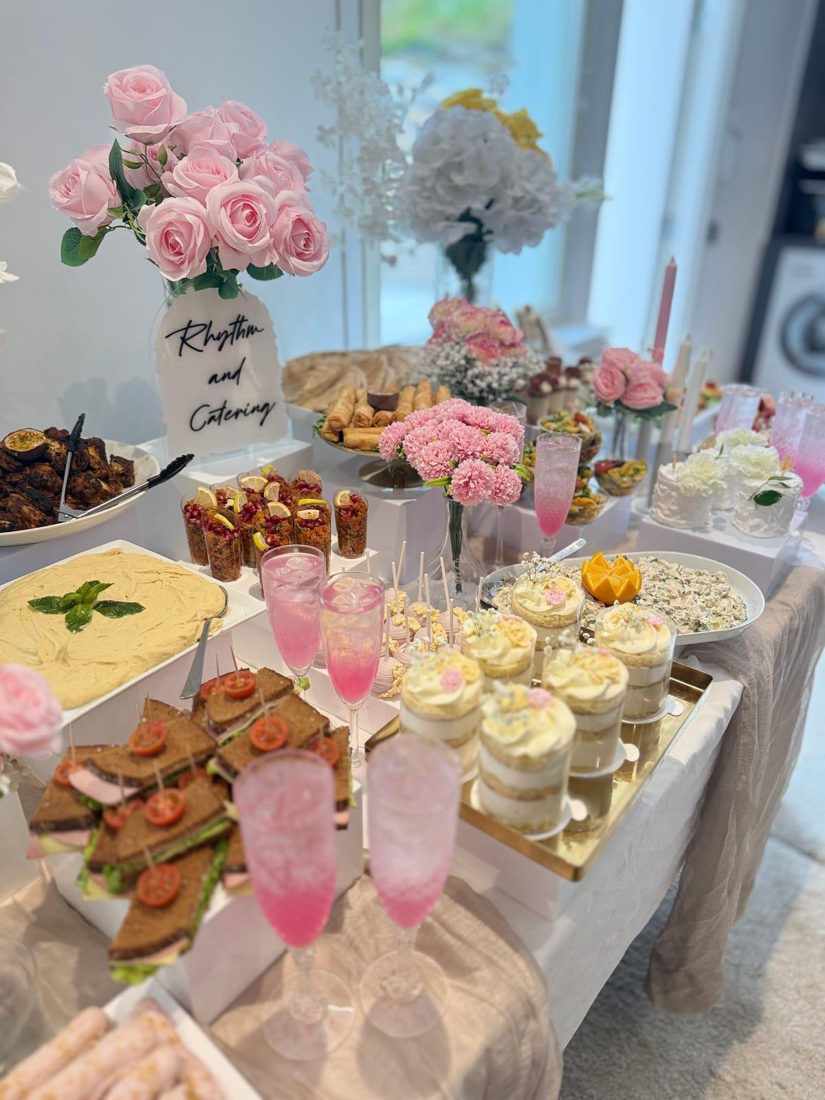 Catering med kanapéer, glasdesserter och rosa lemonad