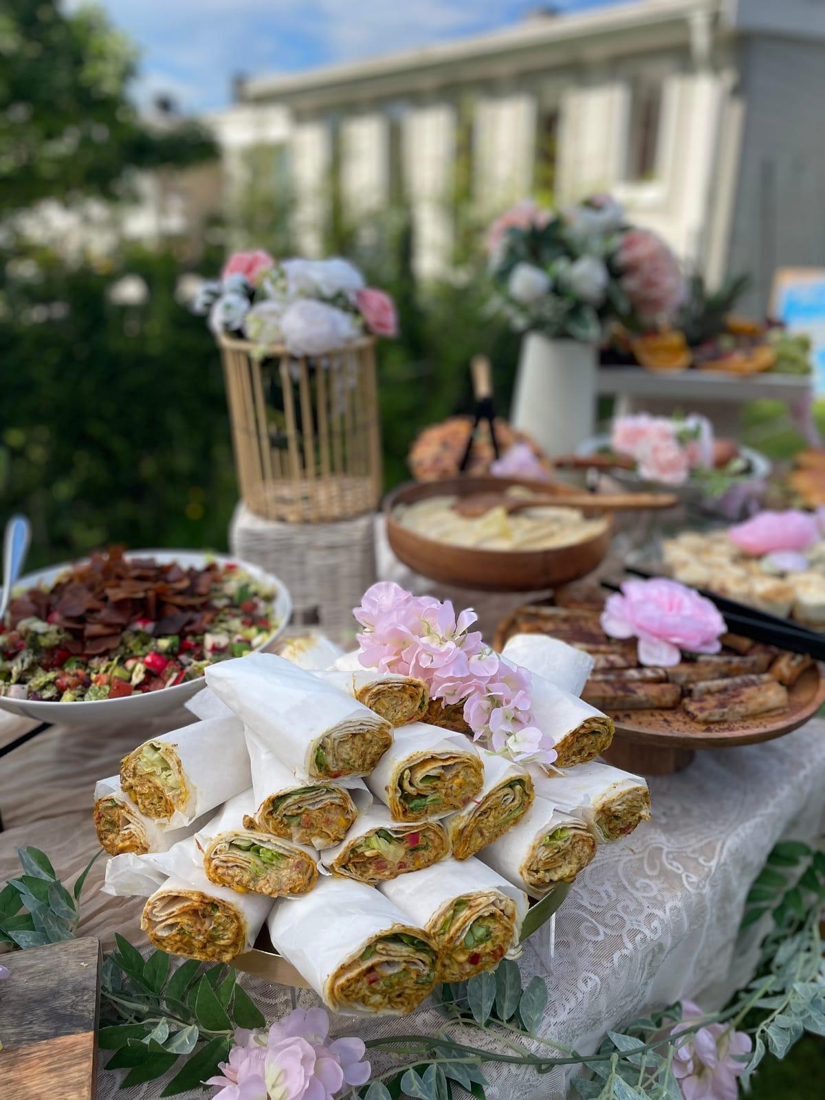 Trädgårdsbuffé med wraps, mezzefat och hummus