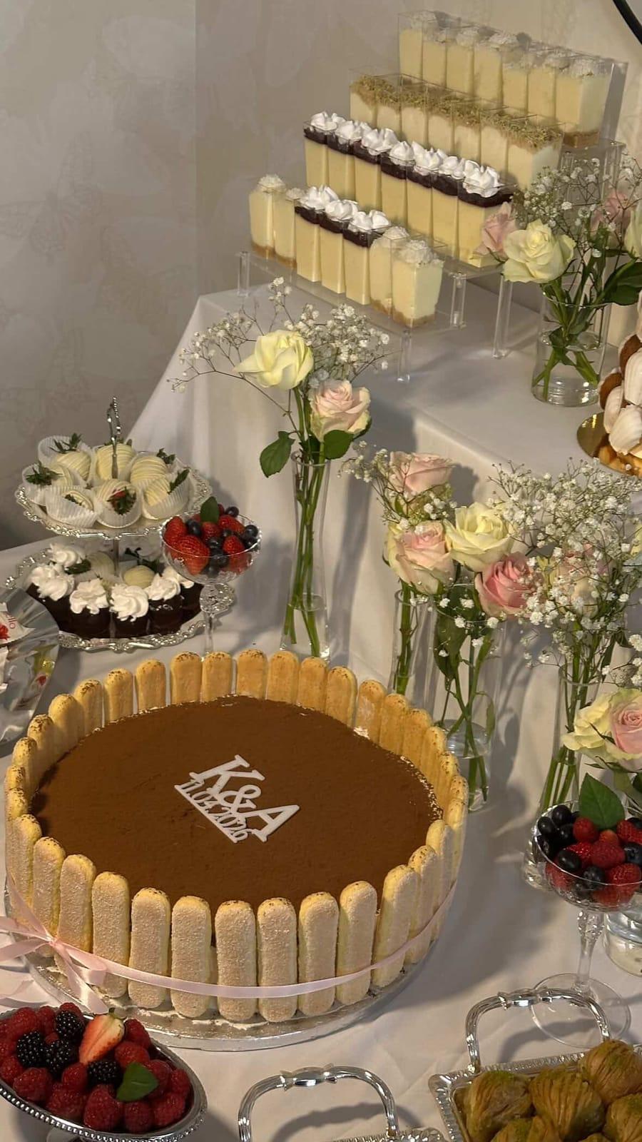 Dessertbord med chokladtårta, jordgubbar och rosor till förlovningsfest