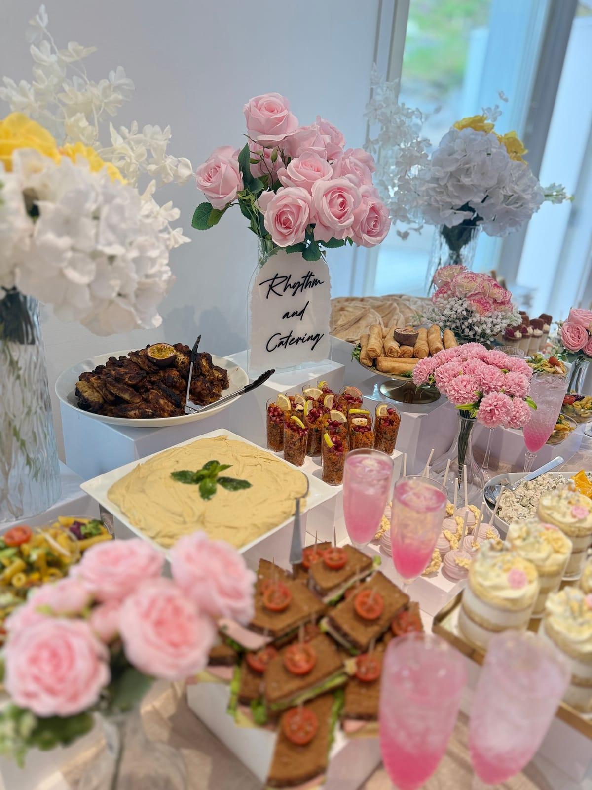 Festbuffé med rosa lemonad, kanapéer och blomsterdekor