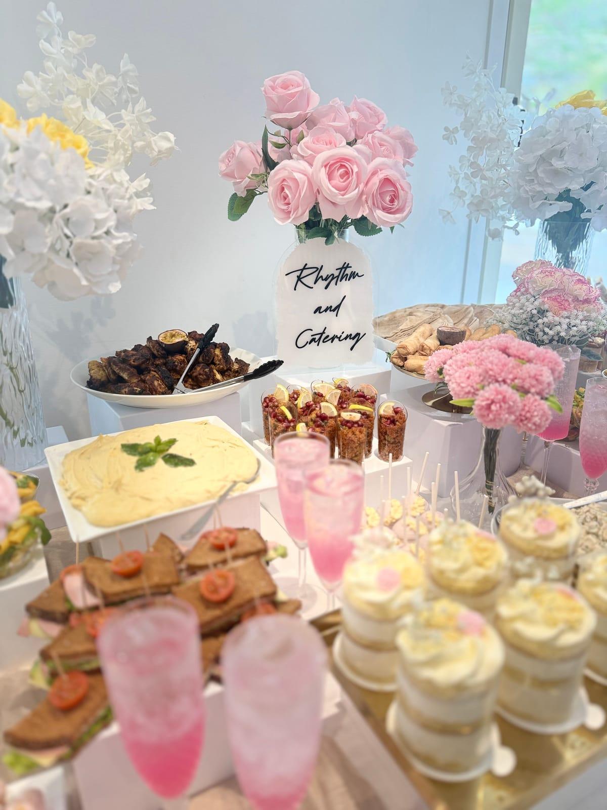 Mingelbuffé med hummus, kanapéer, cupcakes och rosa lemonad