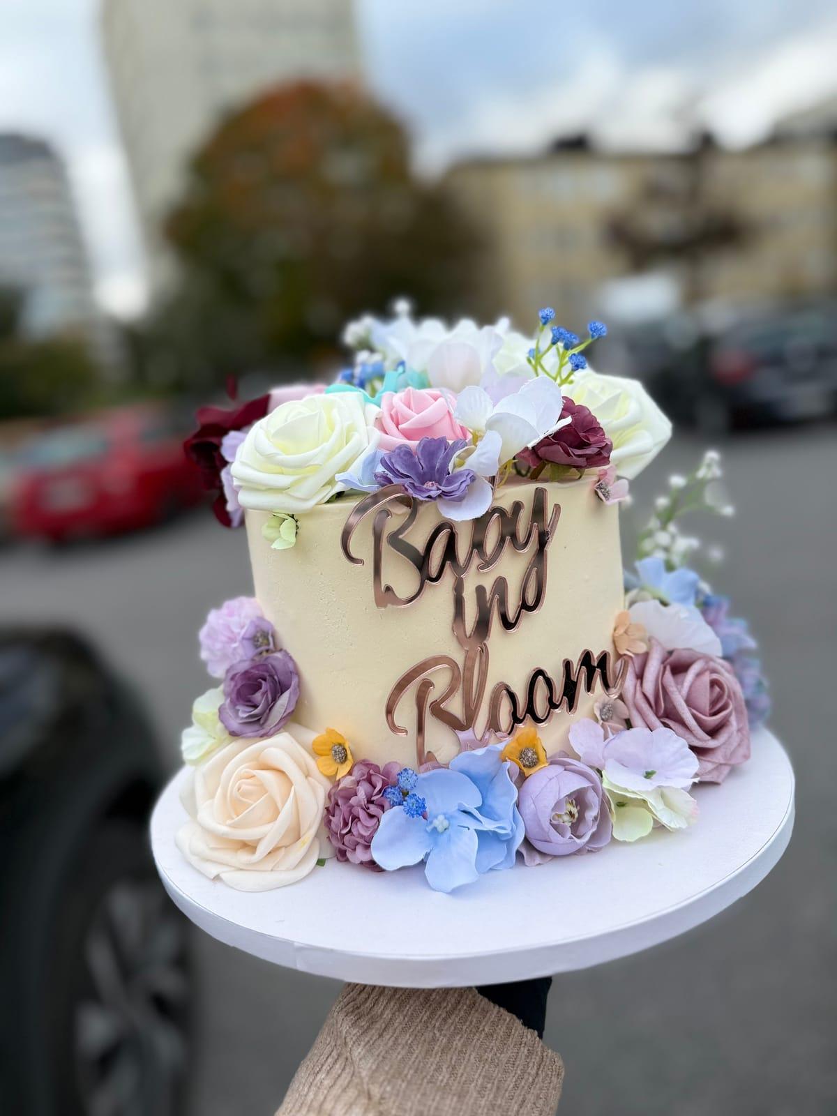 Babyshower-tårta Baby in Bloom med pastellblommor