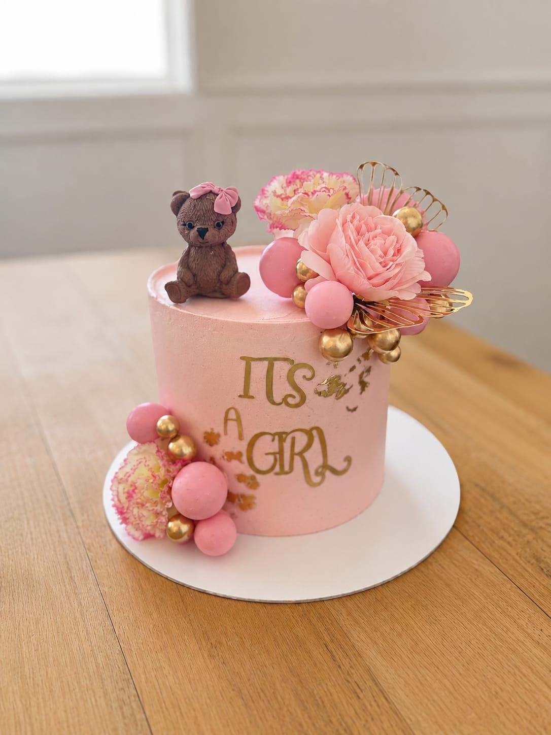 Babyshower-tårta It's a girl i rosa med nalle och pioner