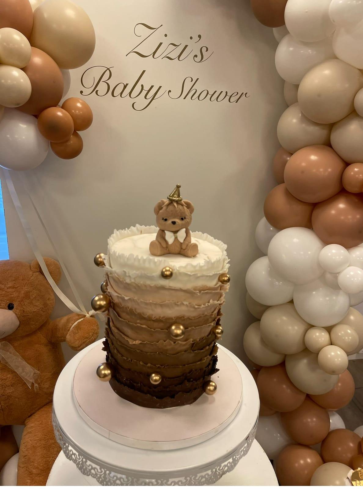 Ombrétårta i brunt och beige med nalle till babyshower