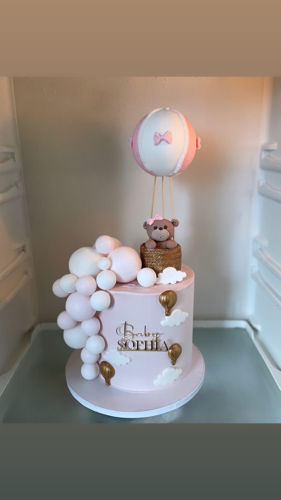 Rosa babytårta med luftballong och nalle