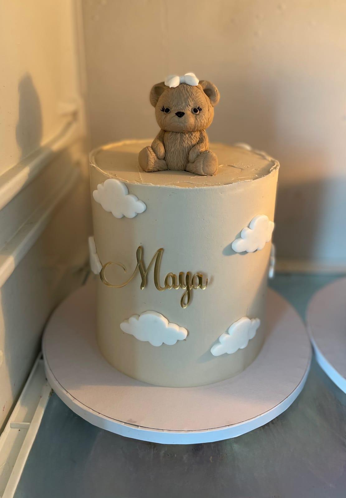 Beige barntårta med nalle och moln i sockermassa