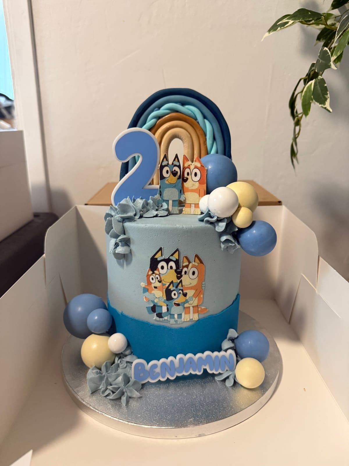 Bluey-tårta med regnbåge till 2-årskalas