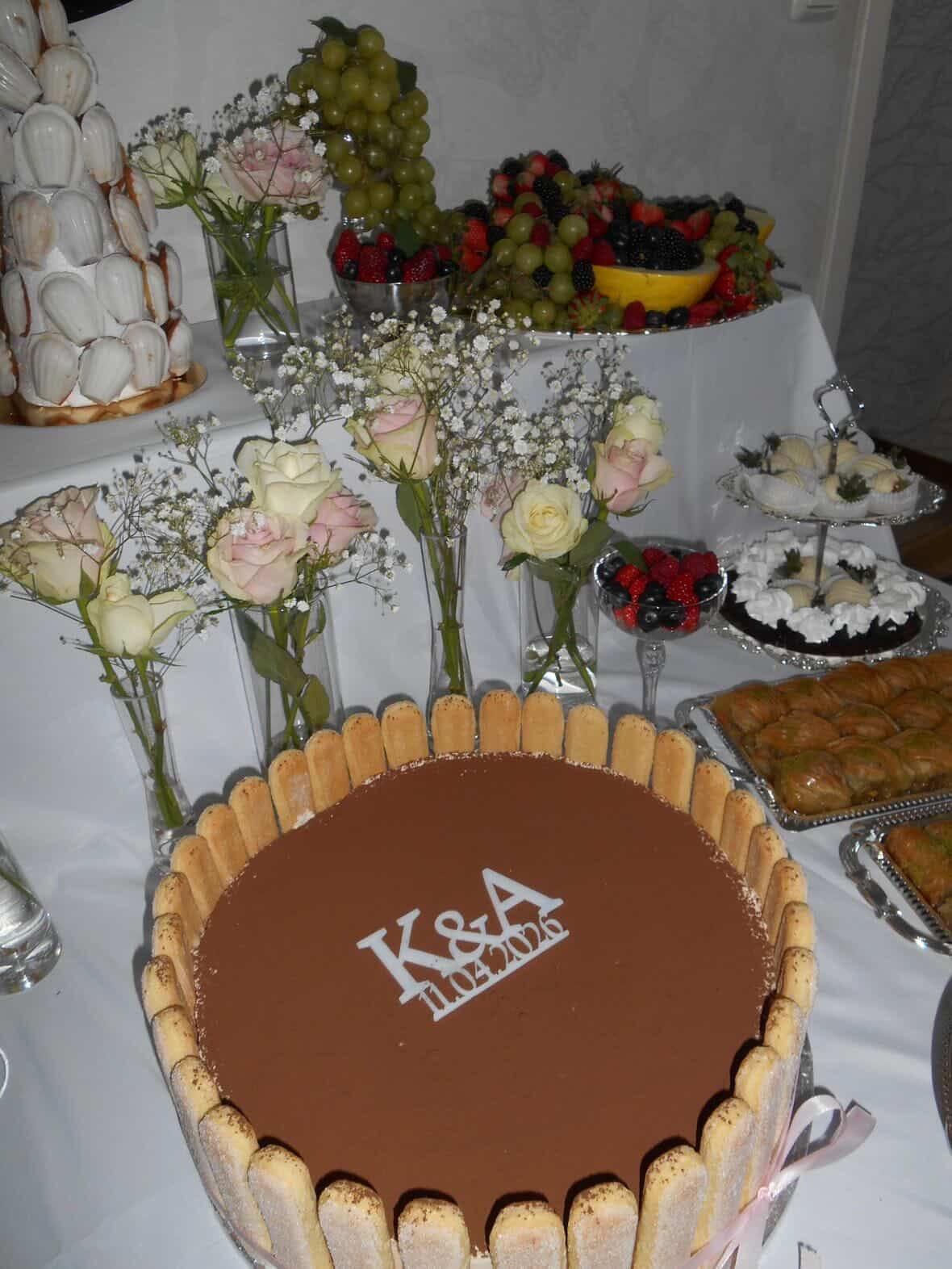 Chokladtårta i charlottestil med kexkant på uppdukat dessertbord