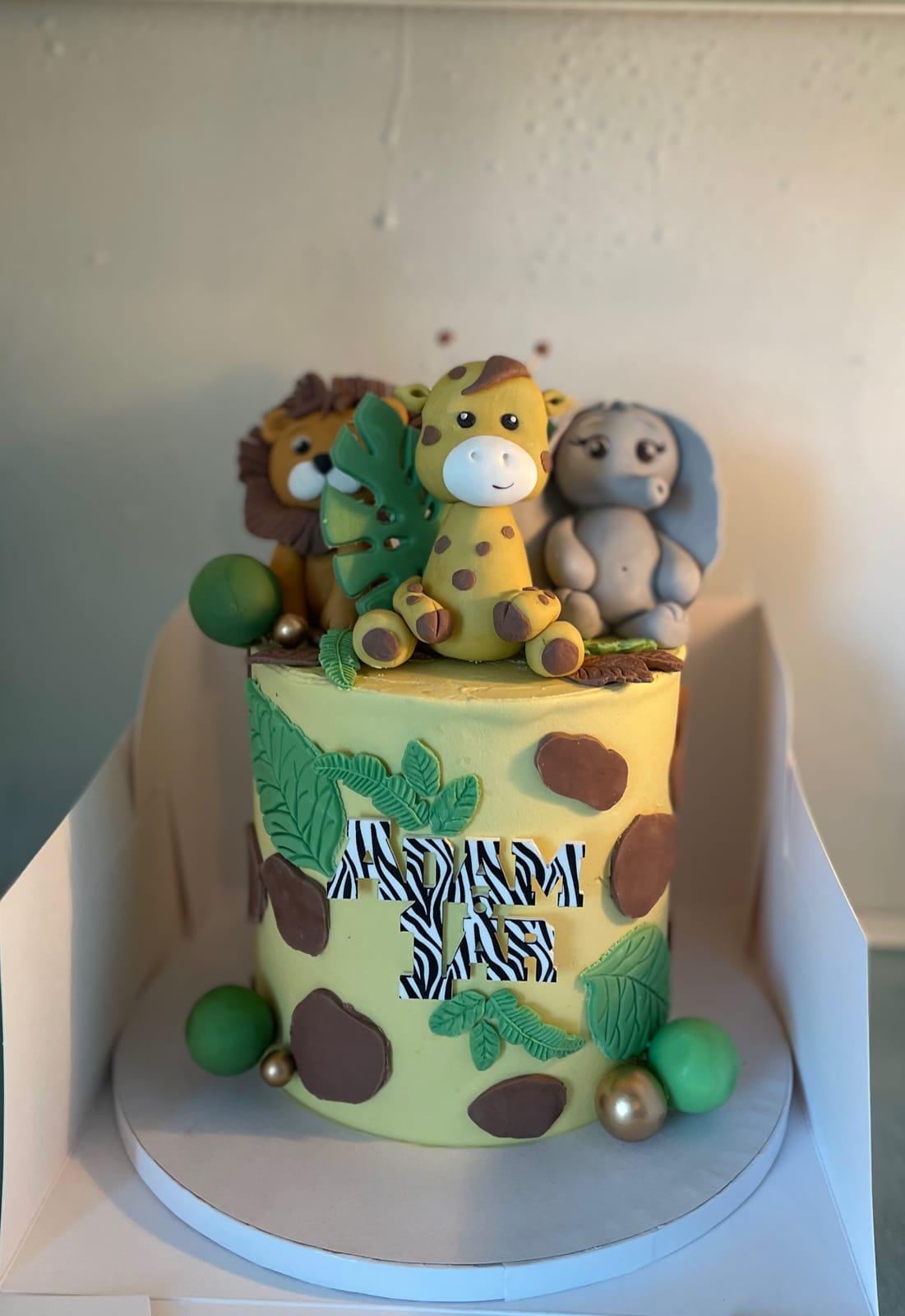 Djungeltårta till barnkalas med giraff, lejon och elefant i sockermassa