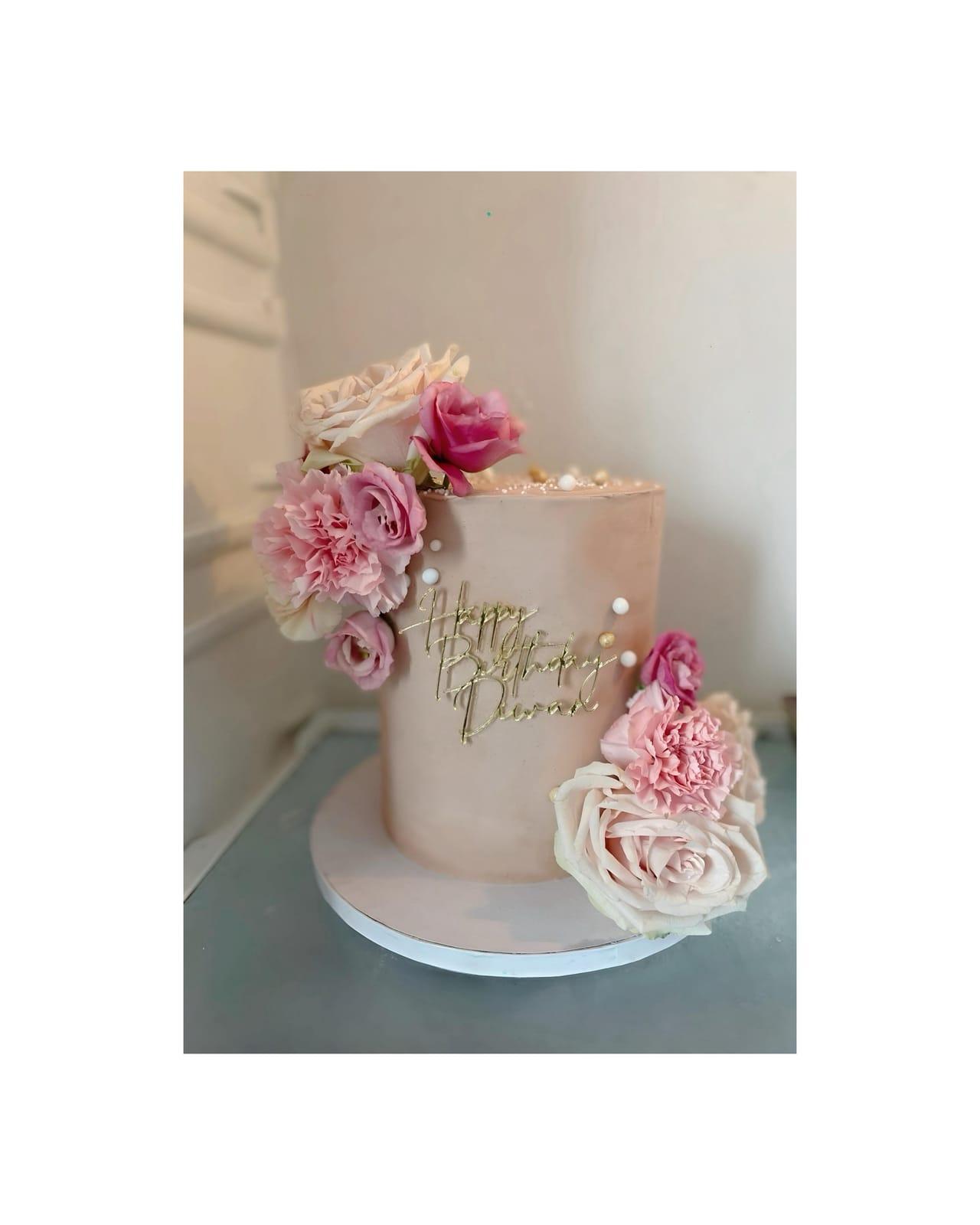 Rosa födelsedagstårta med färska blommor