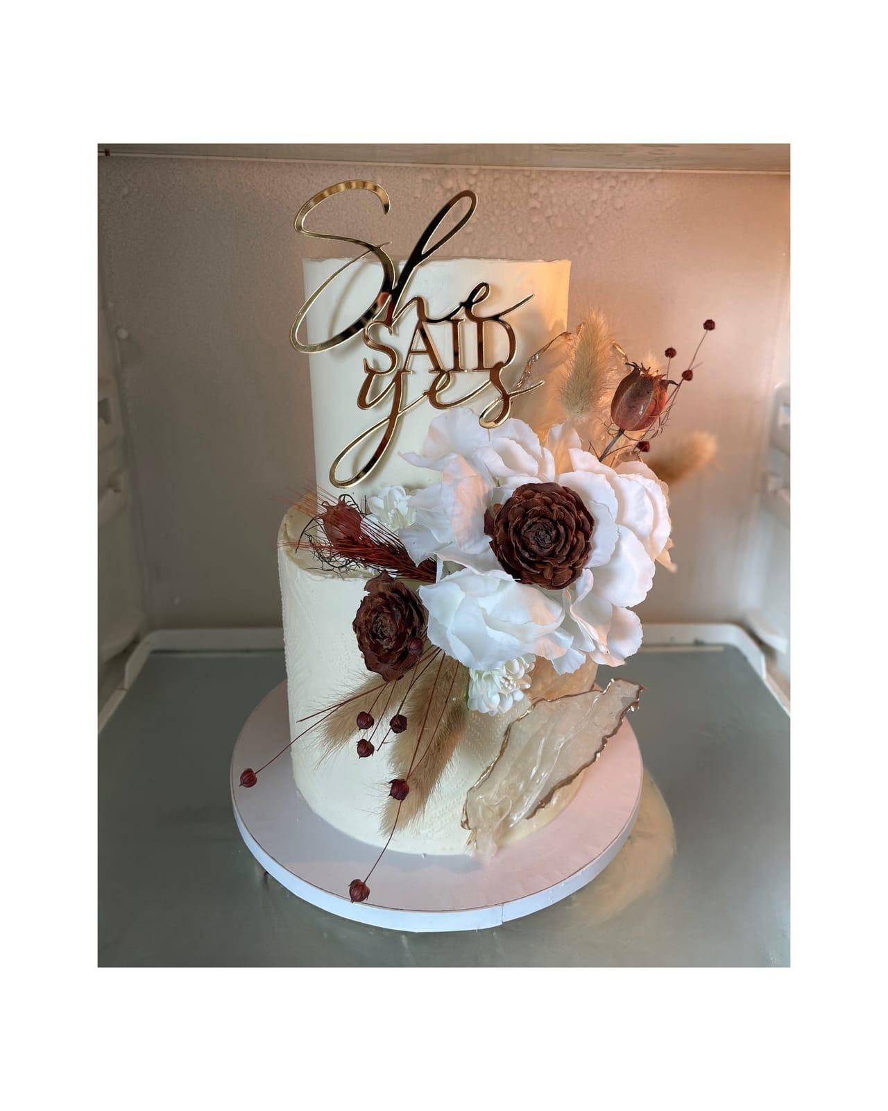 Förlovningstårta She said yes med blommor i bohostil