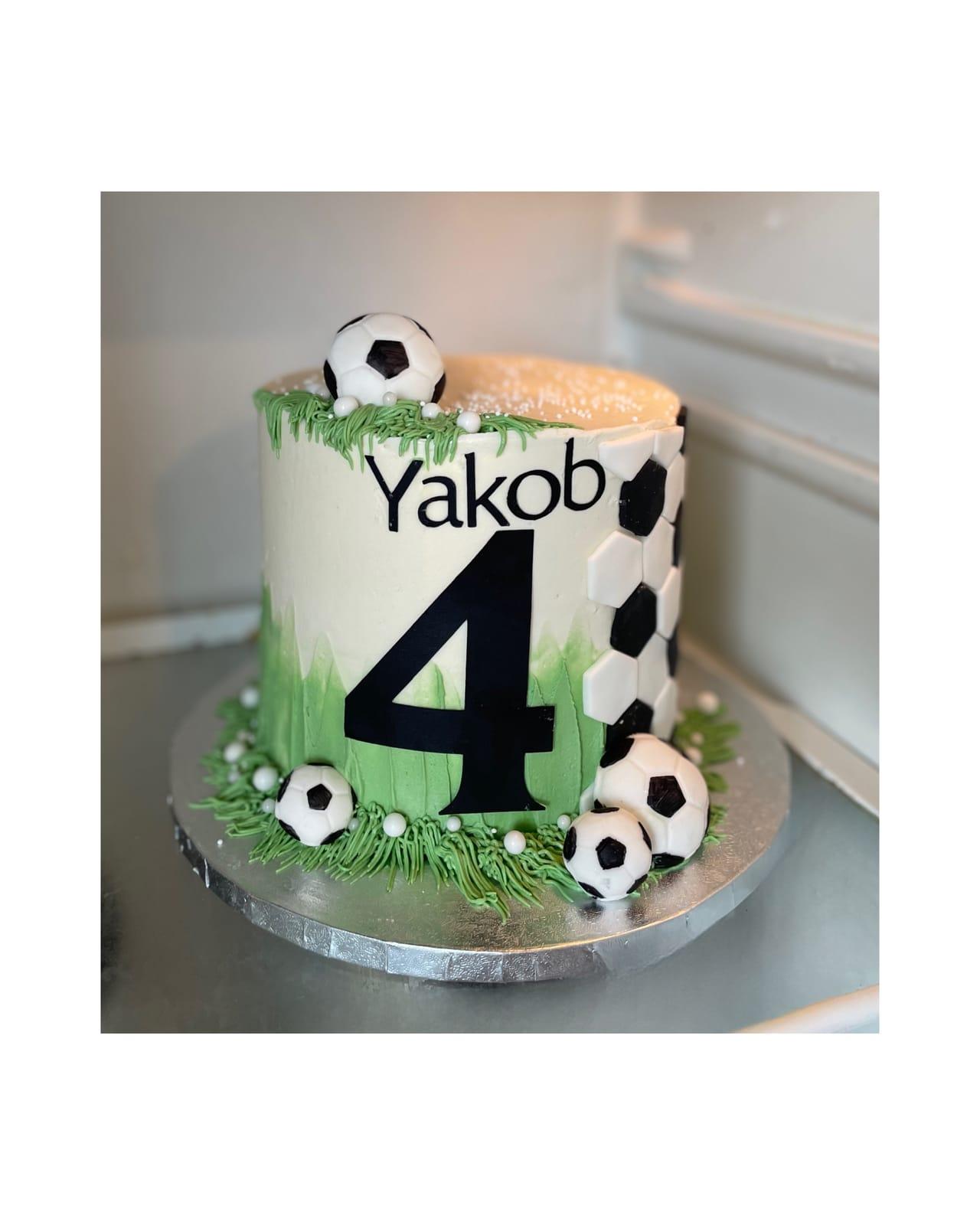Fotbollstårta med gräs och fotbollar till 4-årskalas