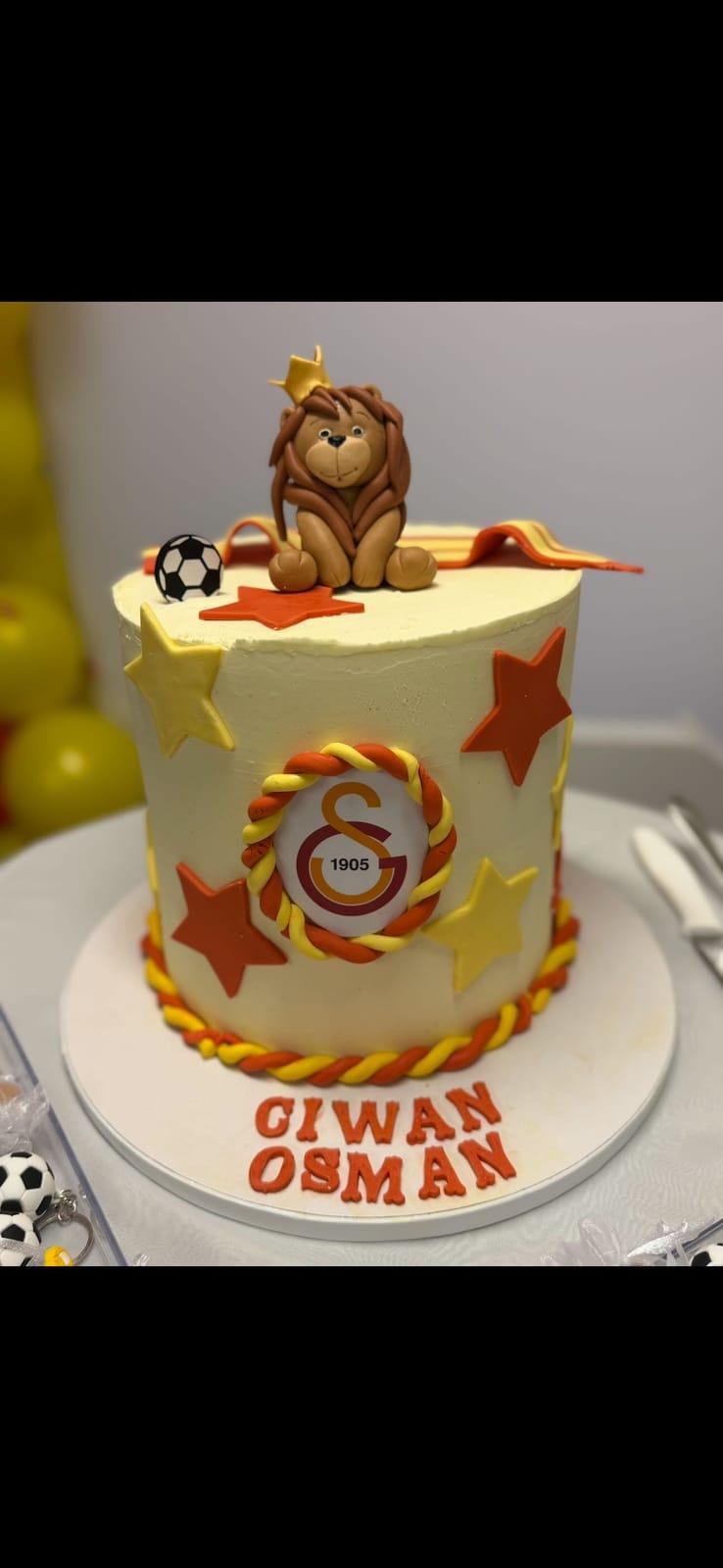 Fotbollstårta i Galatasarays gula och röda färger med lejon
