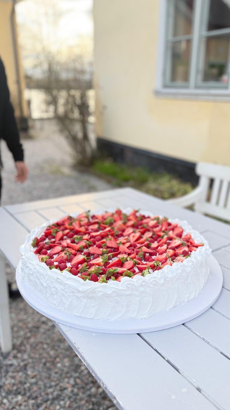 Klassisk gräddtårta toppad med färska jordgubbar