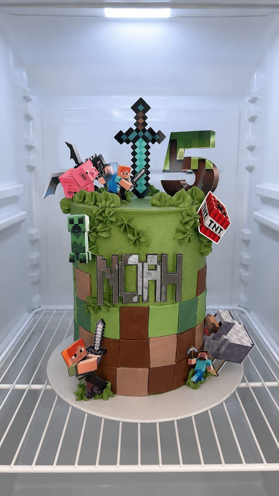 Minecraft-tårta i grönt med svärd och figurer