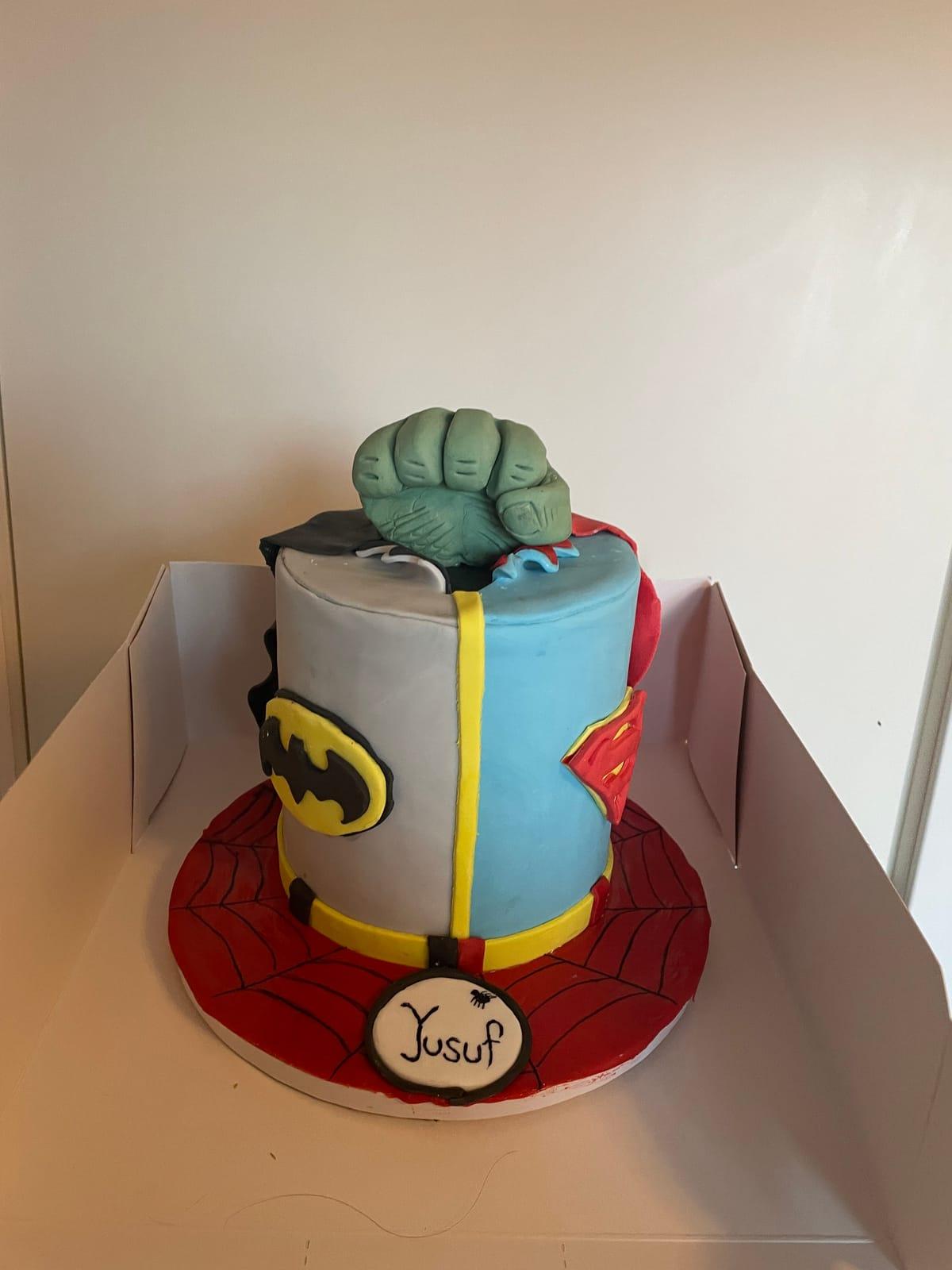 Superhjältetårta med Hulken, Batman och Spindelmannen