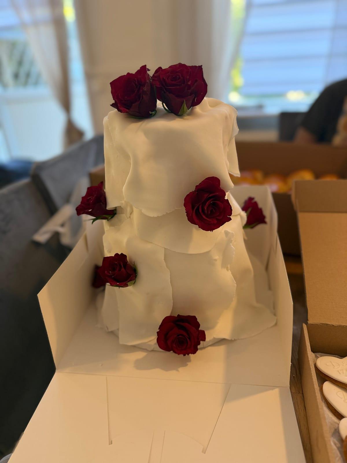Draperad vintagetårta med mörkröda rosor