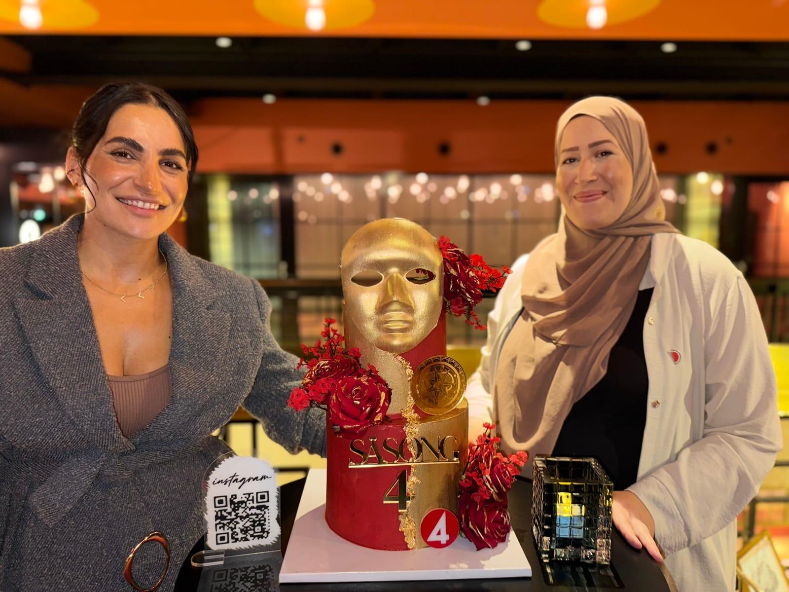 Leyla från Rhythm and Catering med den röda masktårtan i Förrädarna