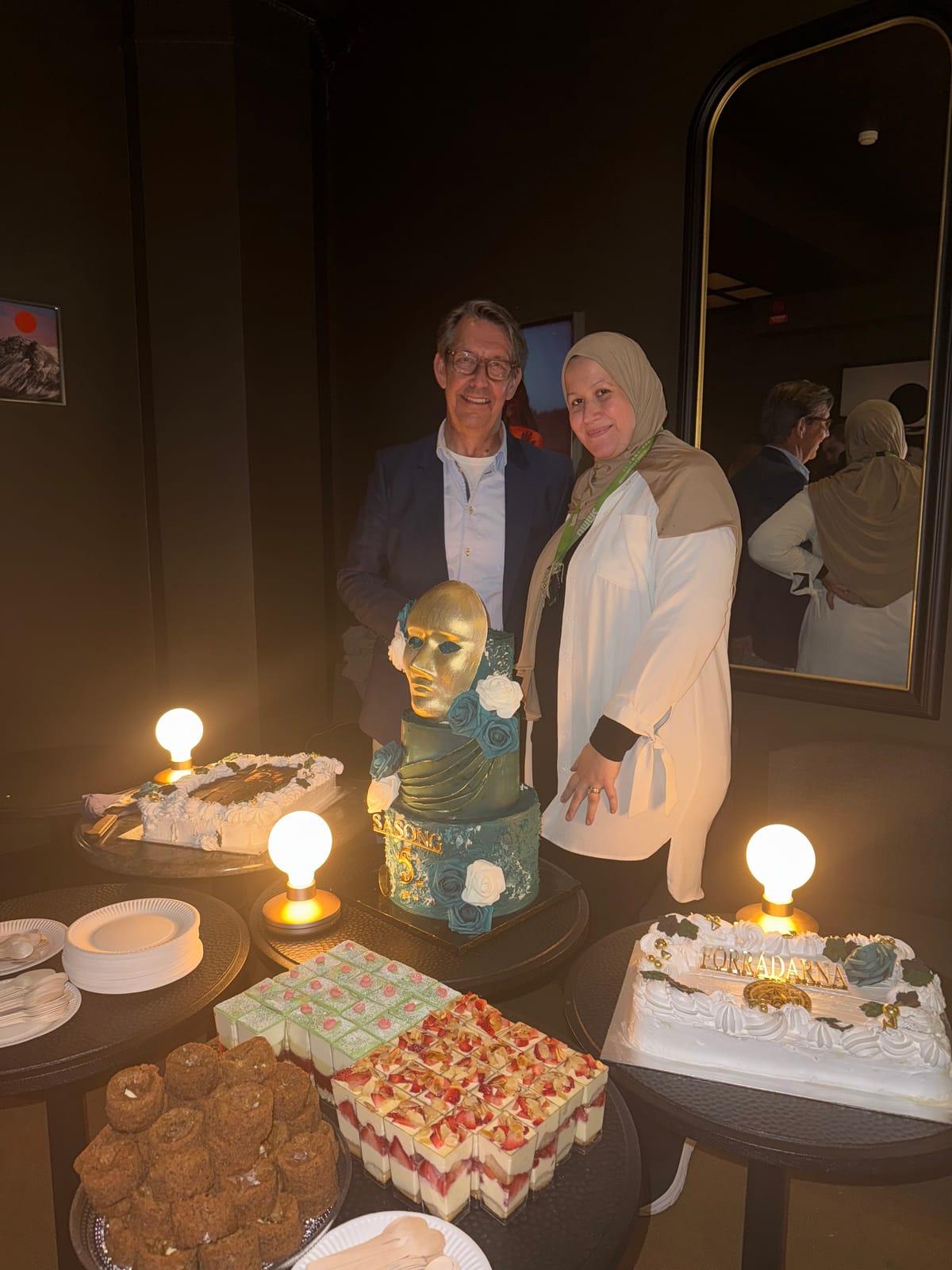 Den turkosa masktårtan uppdukad med desserter under Förrädarna-inspelningen