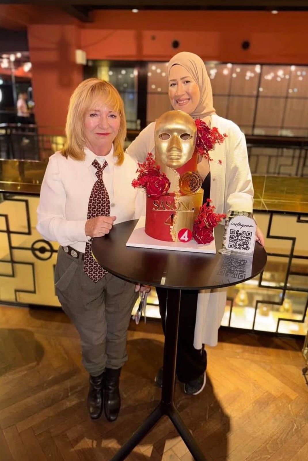 Masktårtan i rött och guld visas upp på TV4-event