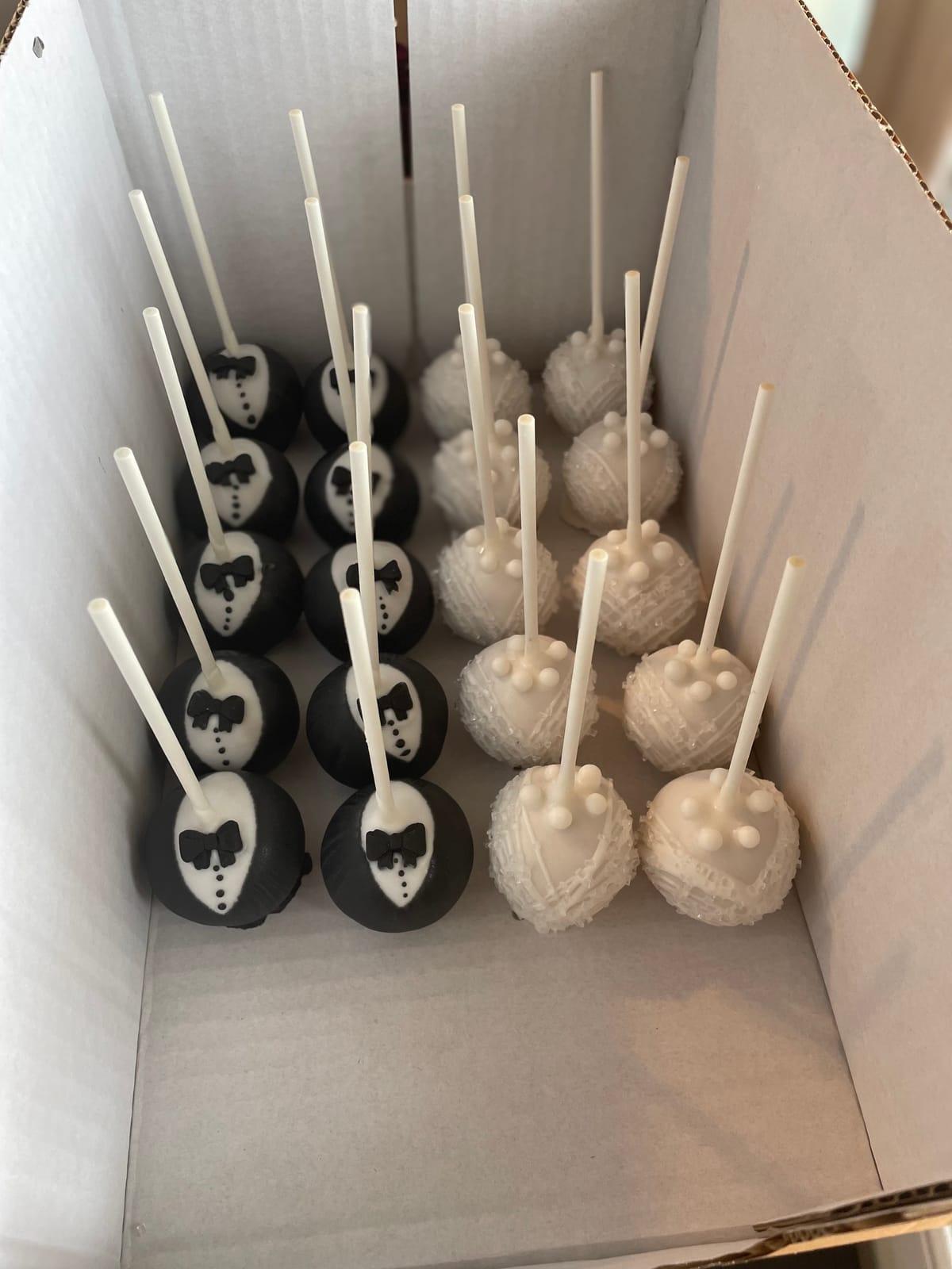 Bröllopscakepops klädda som brud och brudgum