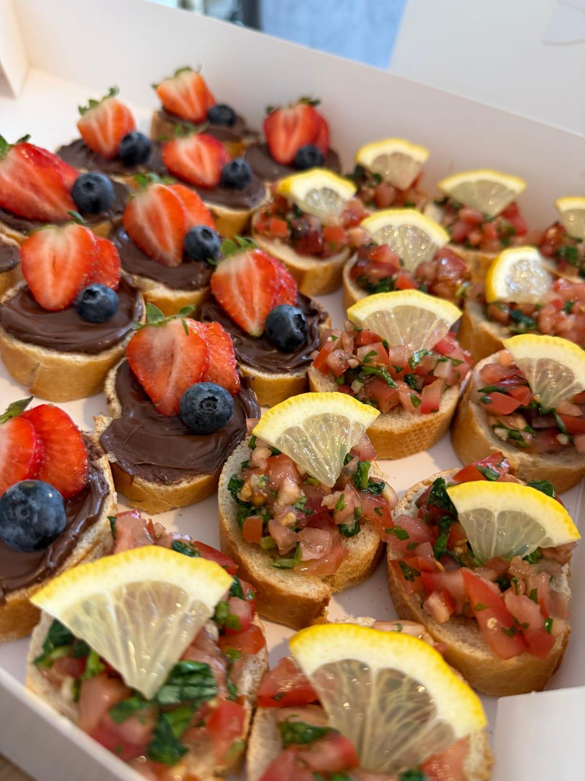 Bruschetta och chokladtoast med jordgubbar till frukostbuffén