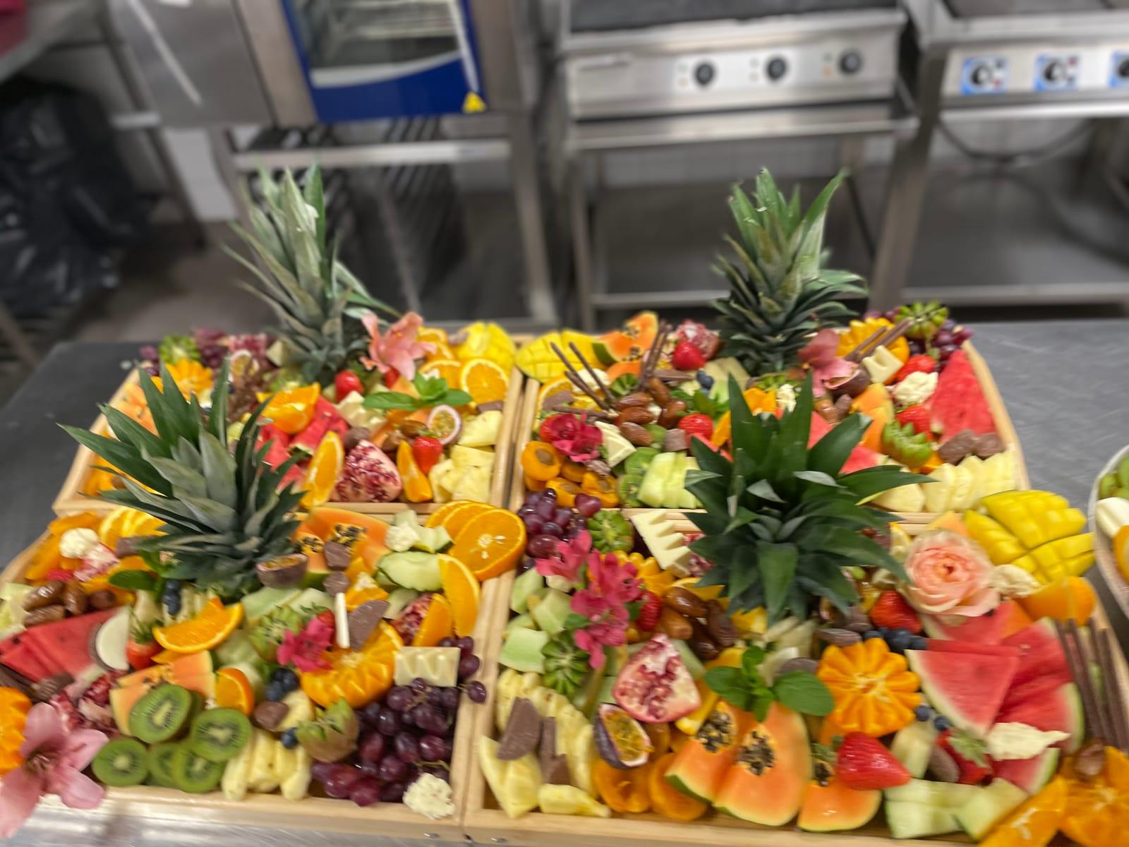 Överdådigt fruktfat med ananas, melon och säsongens frukter
