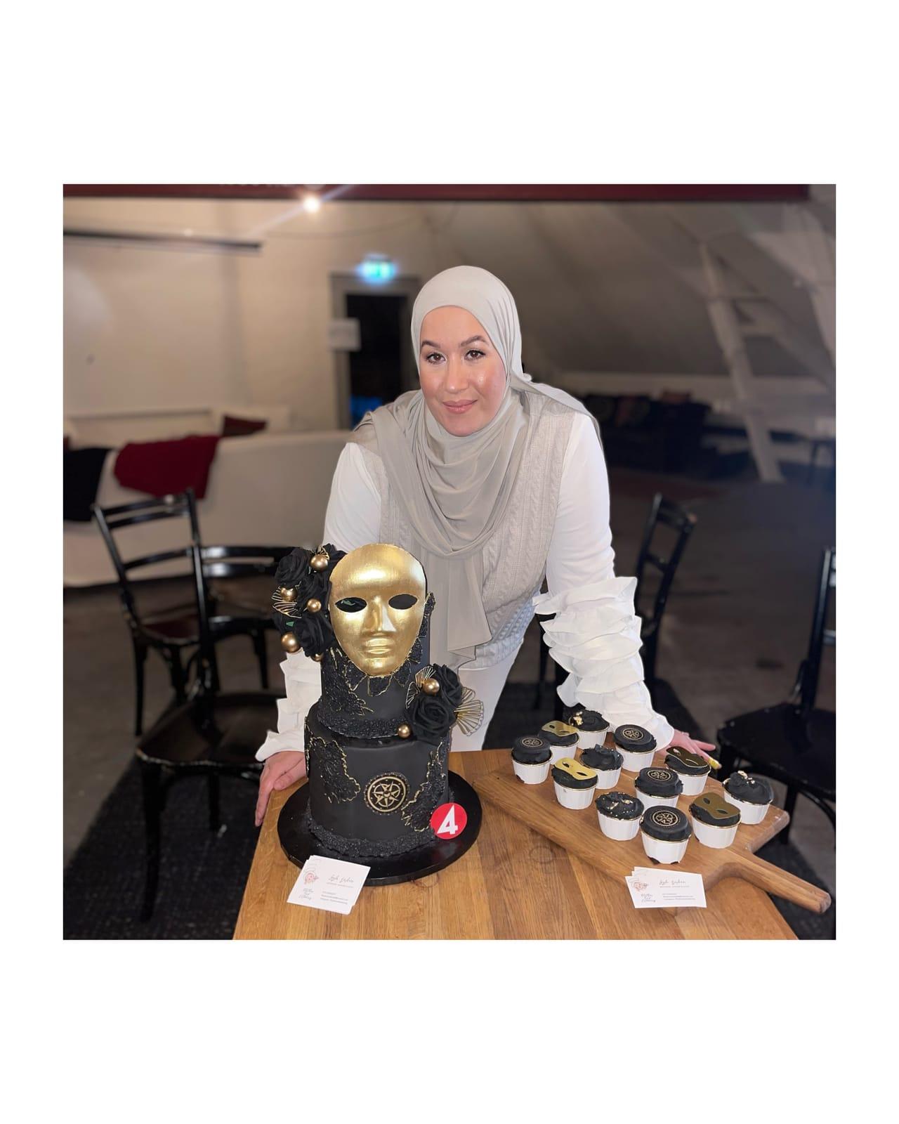 Leyla Yalcin, grundare av Rhythm and Catering, med masktårtan till TV4:s Förrädarna